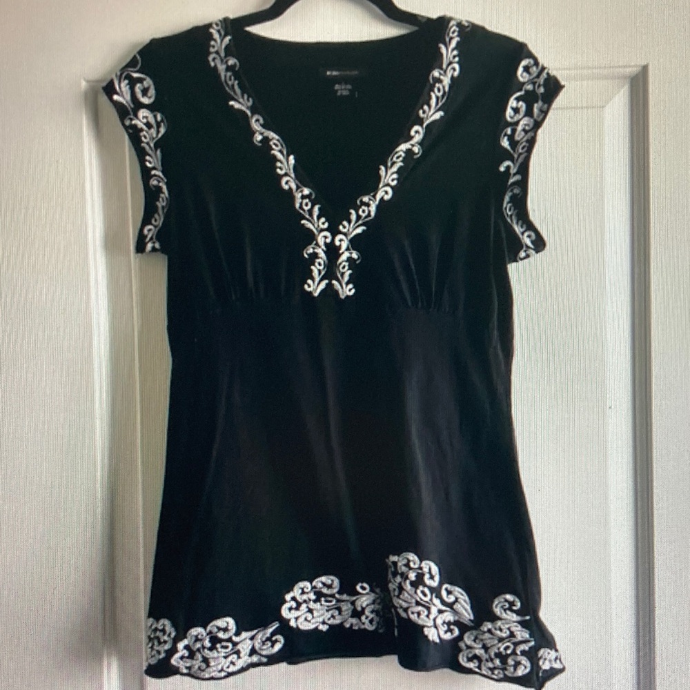 BCBGMaxAzria Black Short Sleeve V-Neck Top with White Embroidery Accents